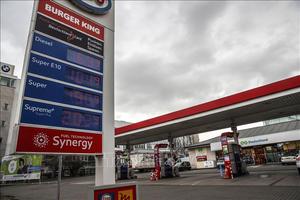 Giá dầu thế giới tăng vọt 8%, vượt ngưỡng 100 USD/thùng, giá xăng dầu trong nước giảm