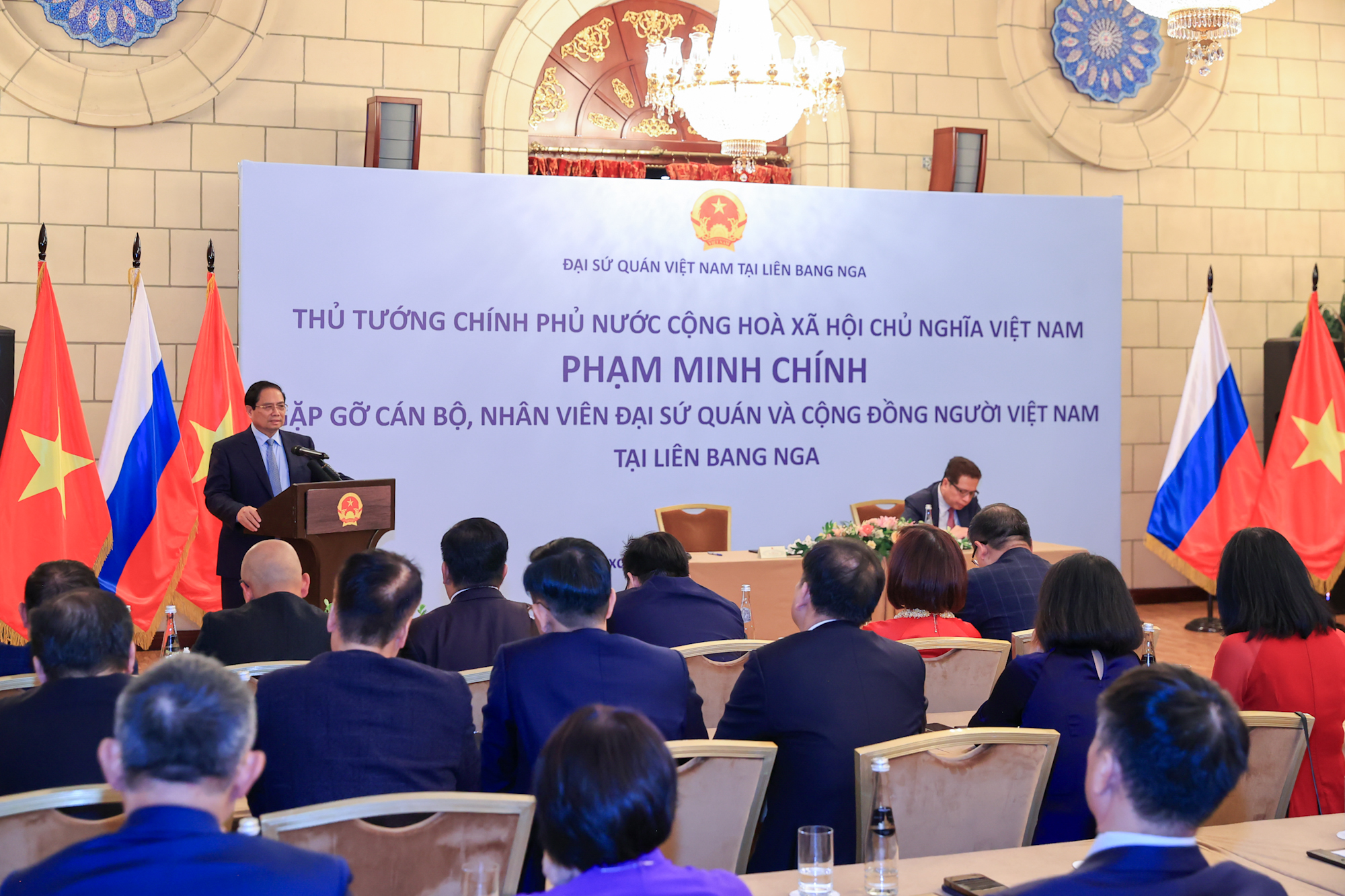 Thủ tướng gặp gỡ cán bộ, nhân viên Đại sứ quán và cộng đồng người Việt Nam tại Liên bang Nga