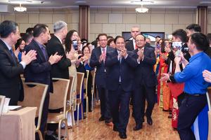 Thủ tướng gặp gỡ cán bộ, nhân viên Đại sứ quán và cộng đồng người Việt Nam tại Liên bang Nga