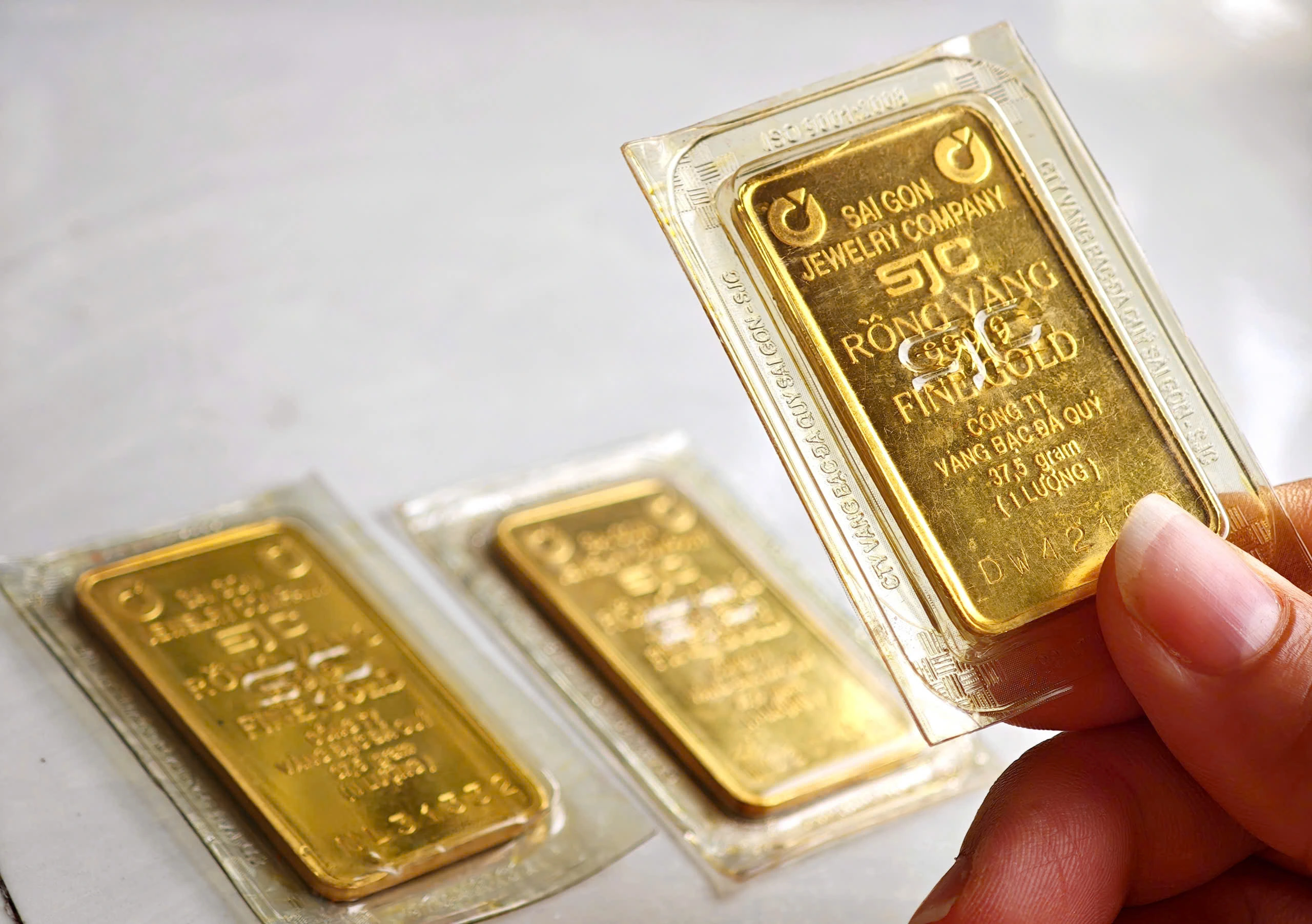 Giá vàng tiếp tục giảm mạnh