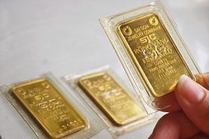 Giá vàng tiếp tục giảm mạnh