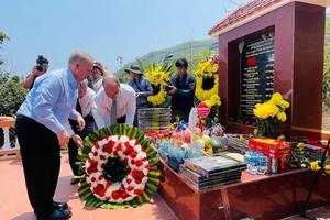 Hoa Kỳ và Việt Nam tưởng niệm các nạn nhân nhân kỷ niệm 25 năm vụ tai nạn trực thăng và cam kết tiếp tục hợp tác