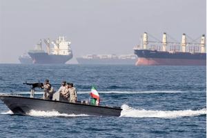 Iran nổ súng vào tàu chở dầu qua eo biển Hormuz khiến căng thẳng leo thang